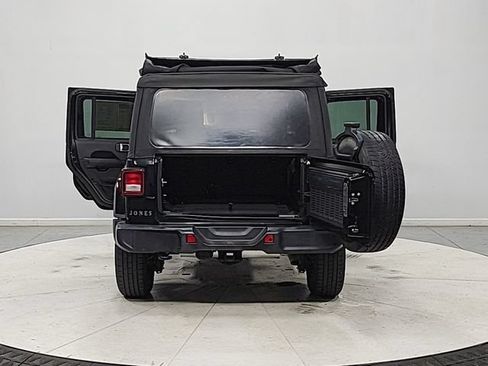 Used 2023 Jeep Wrangler Unlimited Sahara w/ Cold Weather Group AWD/4WD image 14