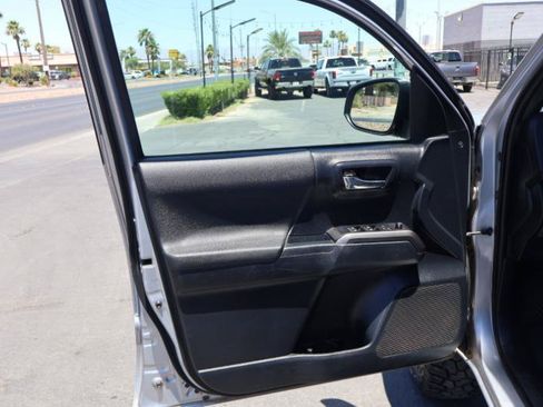 Used 2019 Toyota Tacoma TRD Off-Road AWD/4WD image 19
