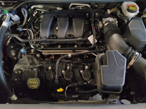 Used 2018 Ford Explorer XLT w/ Equipment Group 202A FWD image 30