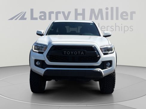 Used 2017 Toyota Tacoma TRD Off-Road w/ Premium & Technology Package AWD/4WD image 8