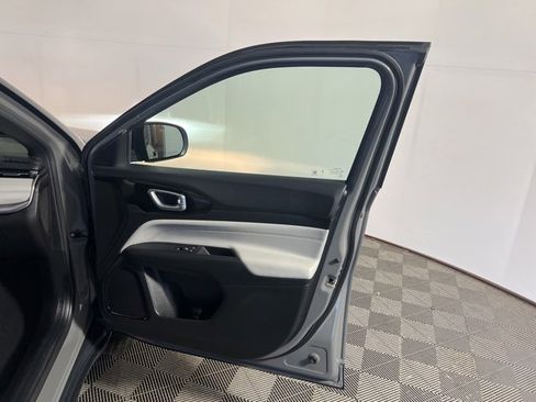 Certified 2023 Jeep Compass Limited image 28