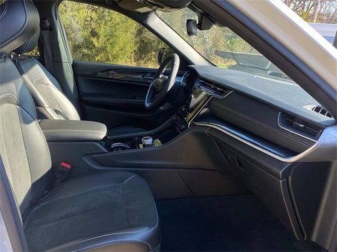 Used 2023 Jeep Grand Cherokee Altitude image 34