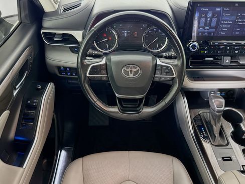 Used 2022 Toyota Highlander Platinum image 16