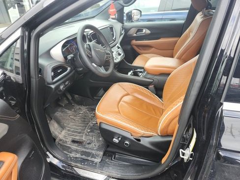 Used 2024 Chrysler Pacifica Pinnacle image 2