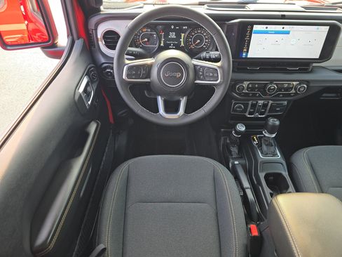 Used 2025 Jeep Wrangler Unlimited Sahara w/ Technology Group AWD/4WD image 23