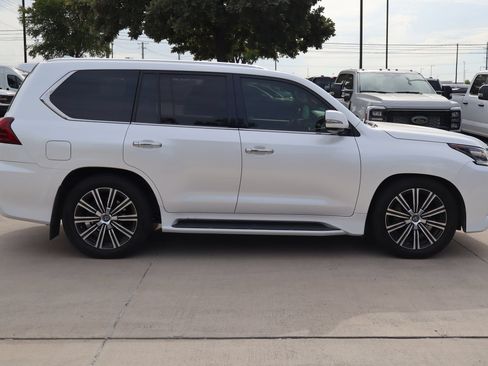 Used 2019 Lexus LX 570 4WD w/ Luxury Package image 2