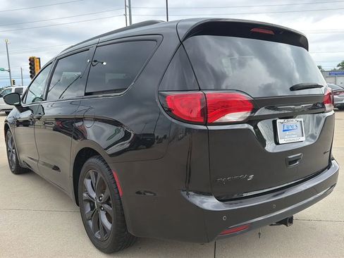 Used 2018 Chrysler Pacifica Limited w/ Advanced Safetytec Group FWD image 13