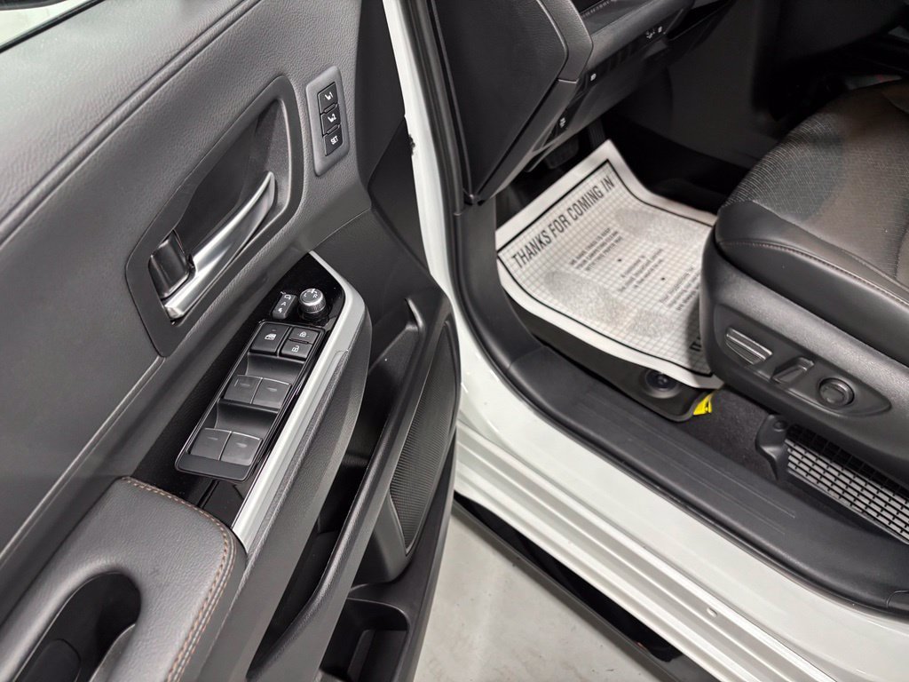 Used 2026 Toyota Sienna Limited FWD image 9