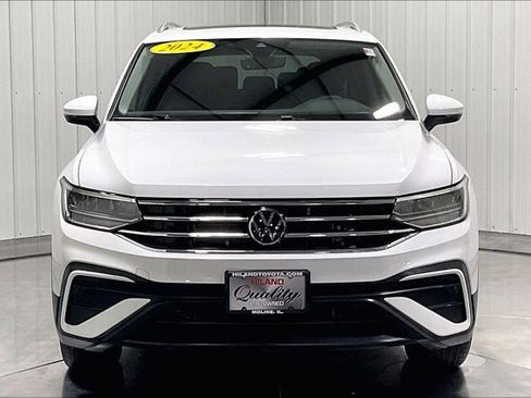Used 2024 Volkswagen Tiguan SE w/ Panoramic Sunroof Package FWD image 2