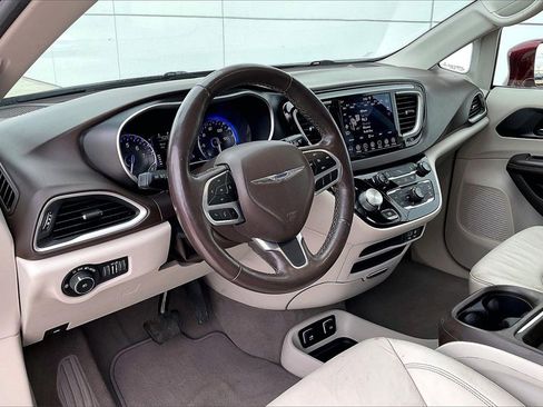 Used 2020 Chrysler Pacifica Touring-L w/ Premium Audio Group image 13