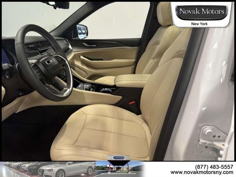 Used 2023 Jeep Grand Cherokee Limited w/ Luxury Tech Group II AWD/4WD image 14