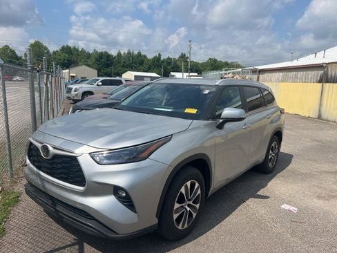 Used 2024 Toyota Highlander XLE FWD image 1