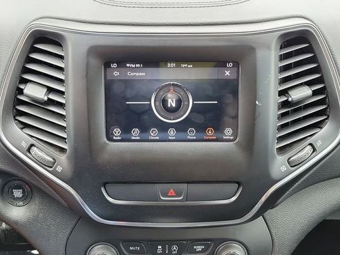 Used 2019 Jeep Cherokee Latitude Plus w/ Comfort/Convenience Group FWD image 31