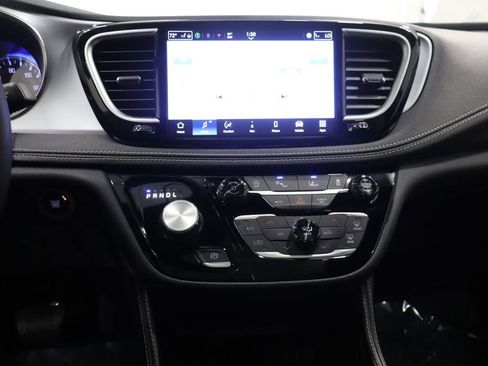 Used 2025 Chrysler Pacifica Limited FWD image 23