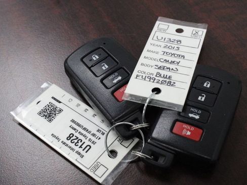 Used 2015 Toyota Camry XLE w/ Moonroof Package FWD image 30
