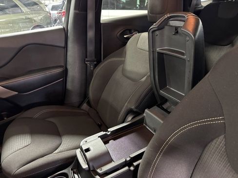 Used 2017 Jeep Cherokee Latitude w/ Comfort/Convenience Group image 22