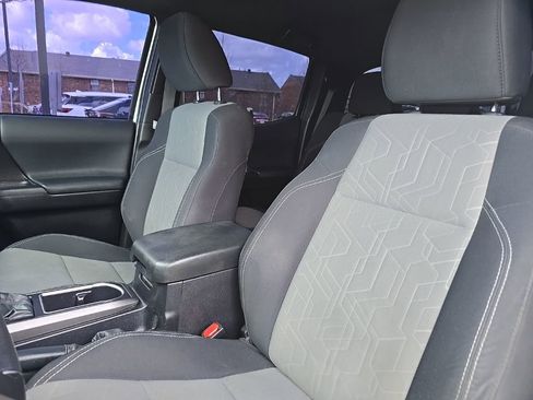 Used 2022 Toyota Tacoma TRD Off-Road w/ Technology Package image 15