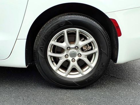 Used 2023 Chrysler Voyager LX FWD image 9