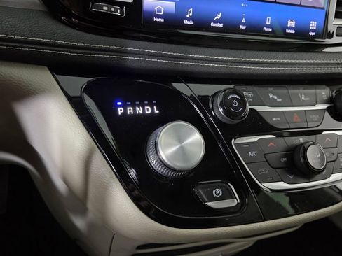 Used 2021 Chrysler Pacifica Touring-L FWD image 22