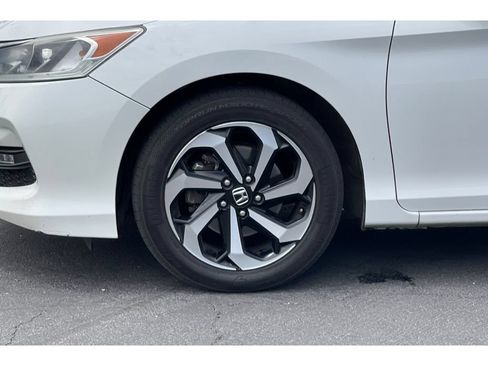 Used 2017 Honda Accord EX image 10