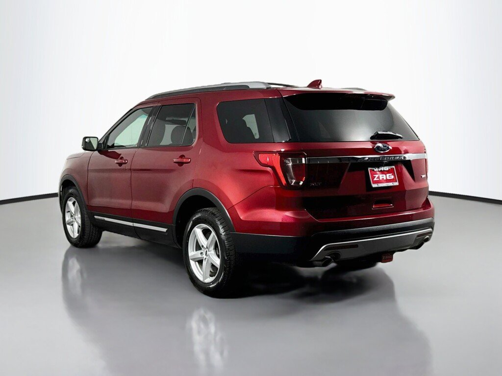 Used 2017 Ford Explorer XLT AWD/4WD image 3