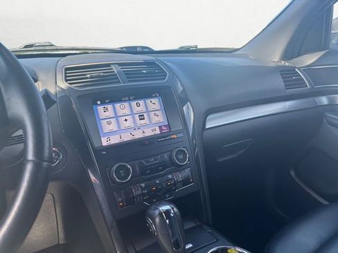 Used 2019 Ford Explorer XLT w/ Equipment Group 202A AWD/4WD image 11
