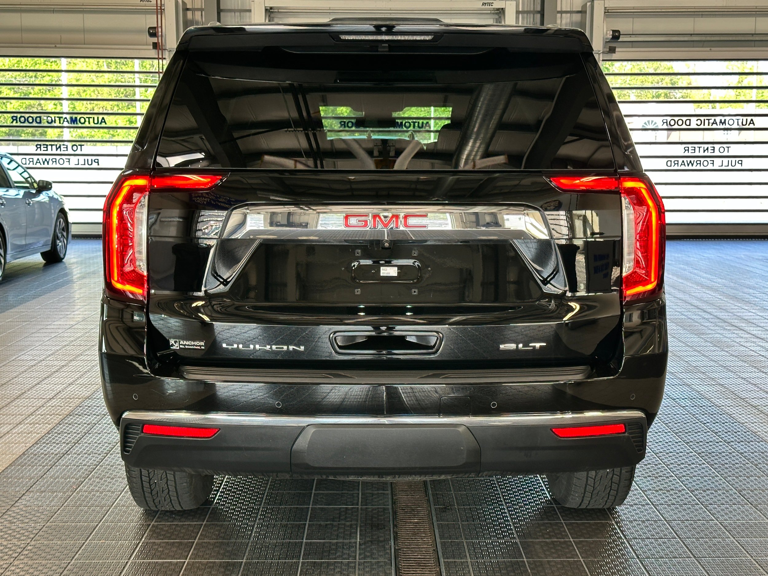 Used 2023 GMC Yukon XL SLT w/ SLT Premium Package AWD/4WD image 5