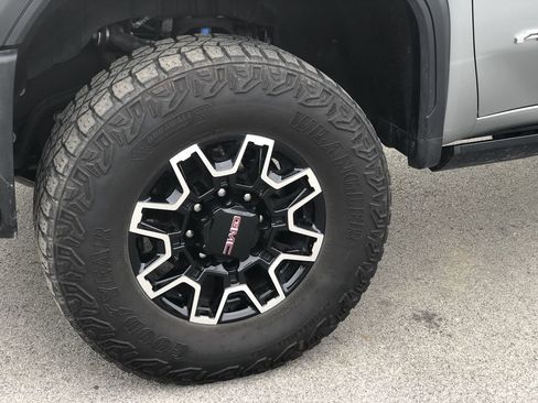 Used 2024 GMC Sierra 2500 AT4X image 2