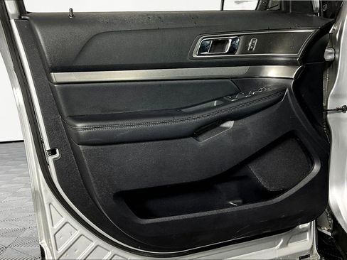 Used 2019 Ford Explorer XLT w/ Equipment Group 202A AWD/4WD image 17