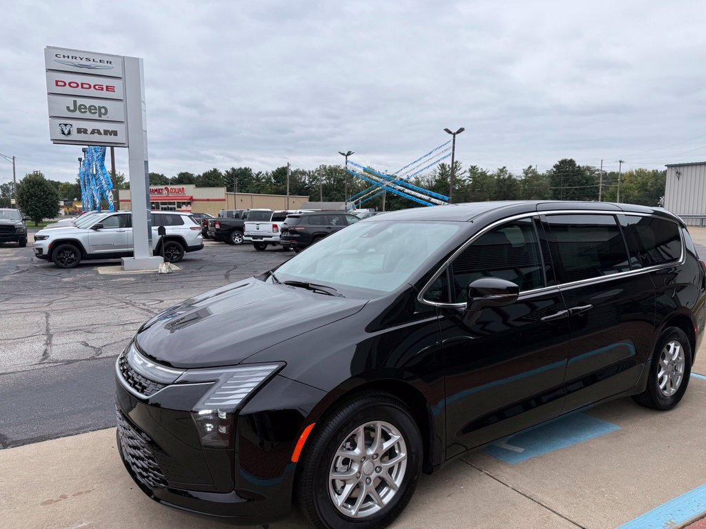 New 2027 Chrysler Pacifica Select FWD image 3
