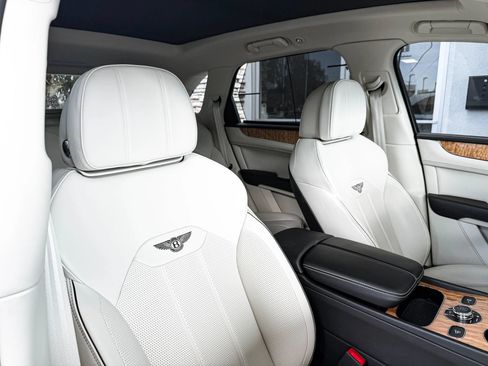 Used 2022 Bentley Bentayga AWD/4WD image 37