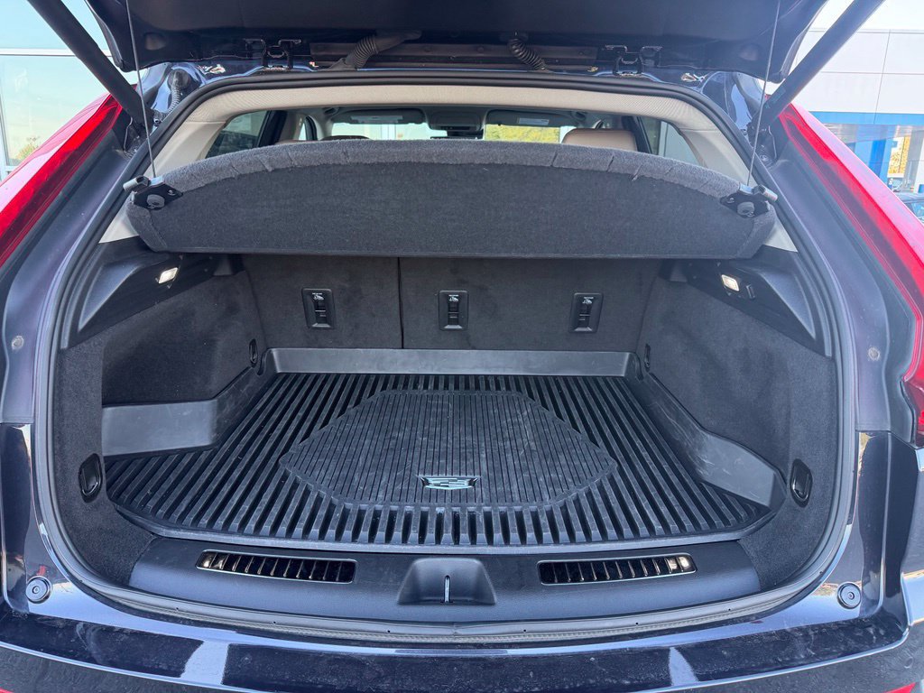 Used 2023 Cadillac XT4 Premium Luxury w/ Enhanced Visibility Package AWD/4WD image 8