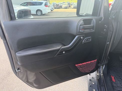 Used 2017 Jeep Wrangler Unlimited Rubicon AWD/4WD image 14