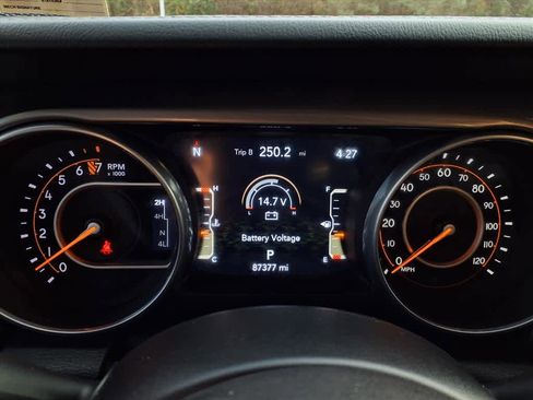 Used 2018 Jeep Wrangler Unlimited Sahara image 21