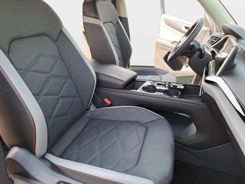 Used 2024 Volkswagen Atlas Peak Edition SE image 10