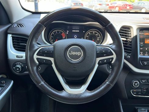 Used 2018 Jeep Cherokee Overland w/ Technology Group FWD image 13
