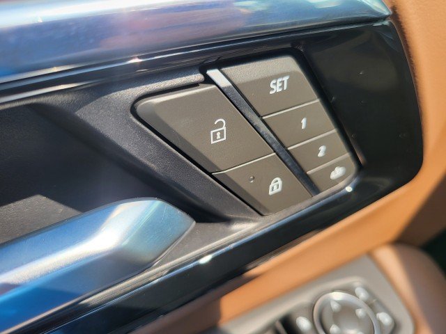 Used 2025 Chevrolet Suburban High Country AWD/4WD image 31