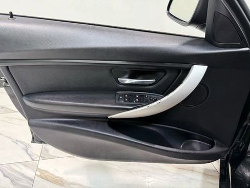 Used 2018 BMW 320i Sedan w/ Sport Package image 11