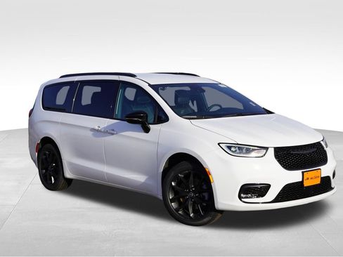 New 2026 Chrysler Pacifica Select w/ S Appearance Package AWD/4WD image 1