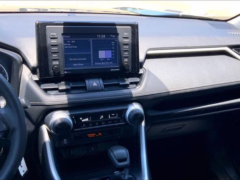 Used 2020 Toyota RAV4 LE FWD image 7
