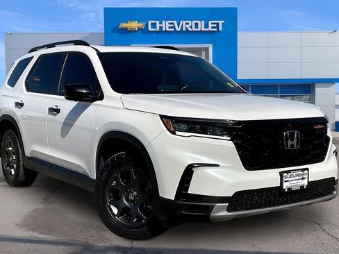 Used 2025 Honda Pilot TrailSport image 2