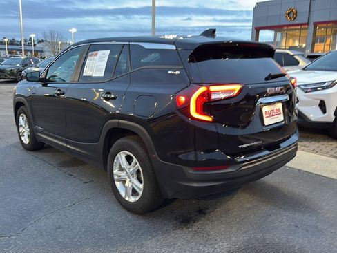 Used 2024 GMC Terrain SLE image 3