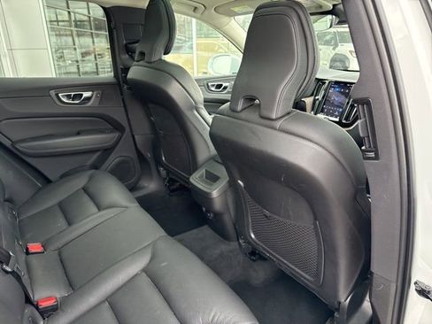 Used 2022 Volvo XC60 B5 Momentum image 31