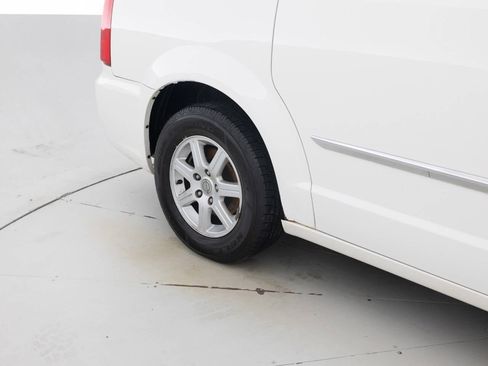 Used 2013 Chrysler Town & Country Touring image 21