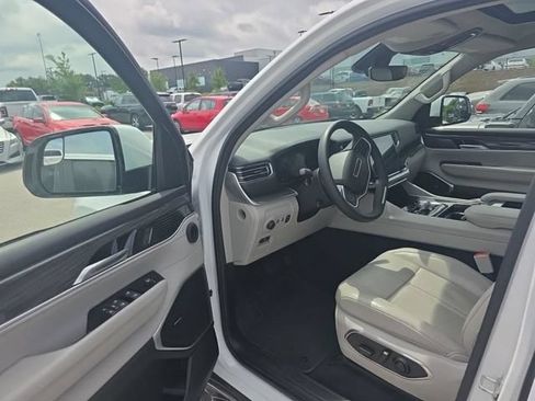 Used 2022 Jeep Wagoneer Series II w/ Premium Group I AWD/4WD image 6