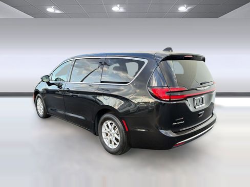 Used 2023 Chrysler Pacifica Touring-L FWD image 3