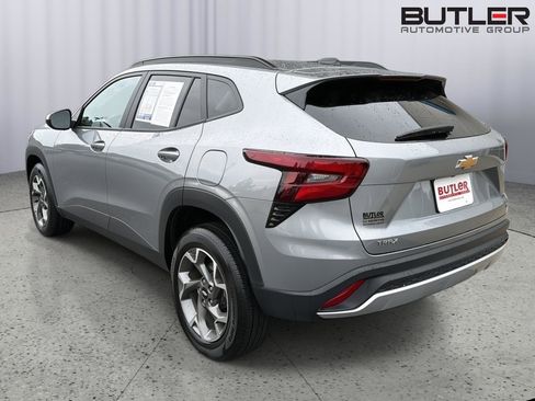 Used 2025 Chevrolet Trax LT FWD image 4