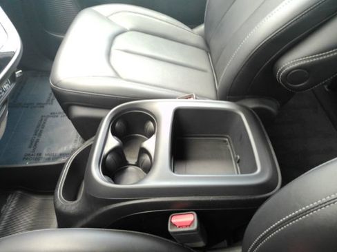 Used 2025 Chrysler Pacifica Select image 43