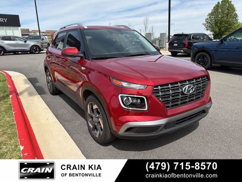 Used 2024 Hyundai Venue Limited image 2