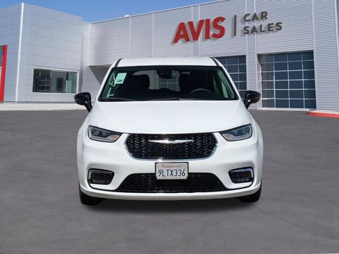 Used 2024 Chrysler Pacifica Touring-L FWD image 2